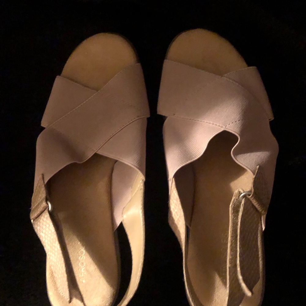 Aerosol wedge sandal sz8